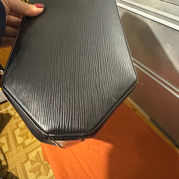 LV epi Sac d’epaule - Picture 5 of 14